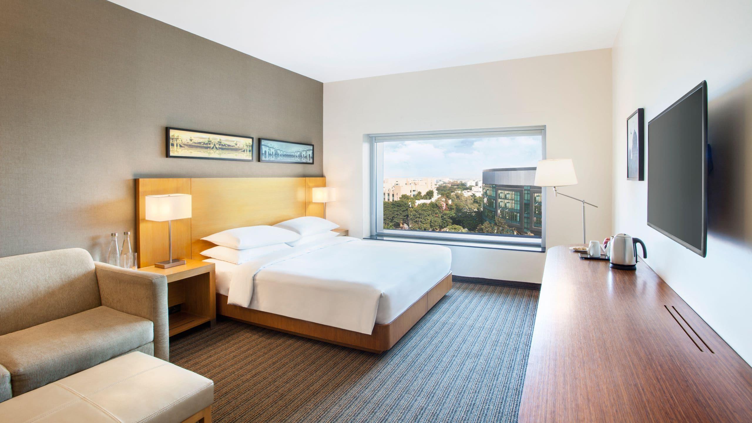 Hyatt Place Hyderabad Banjara Hills Kültér fotó A guest room at the Hilton Garden Inn in San Francisco