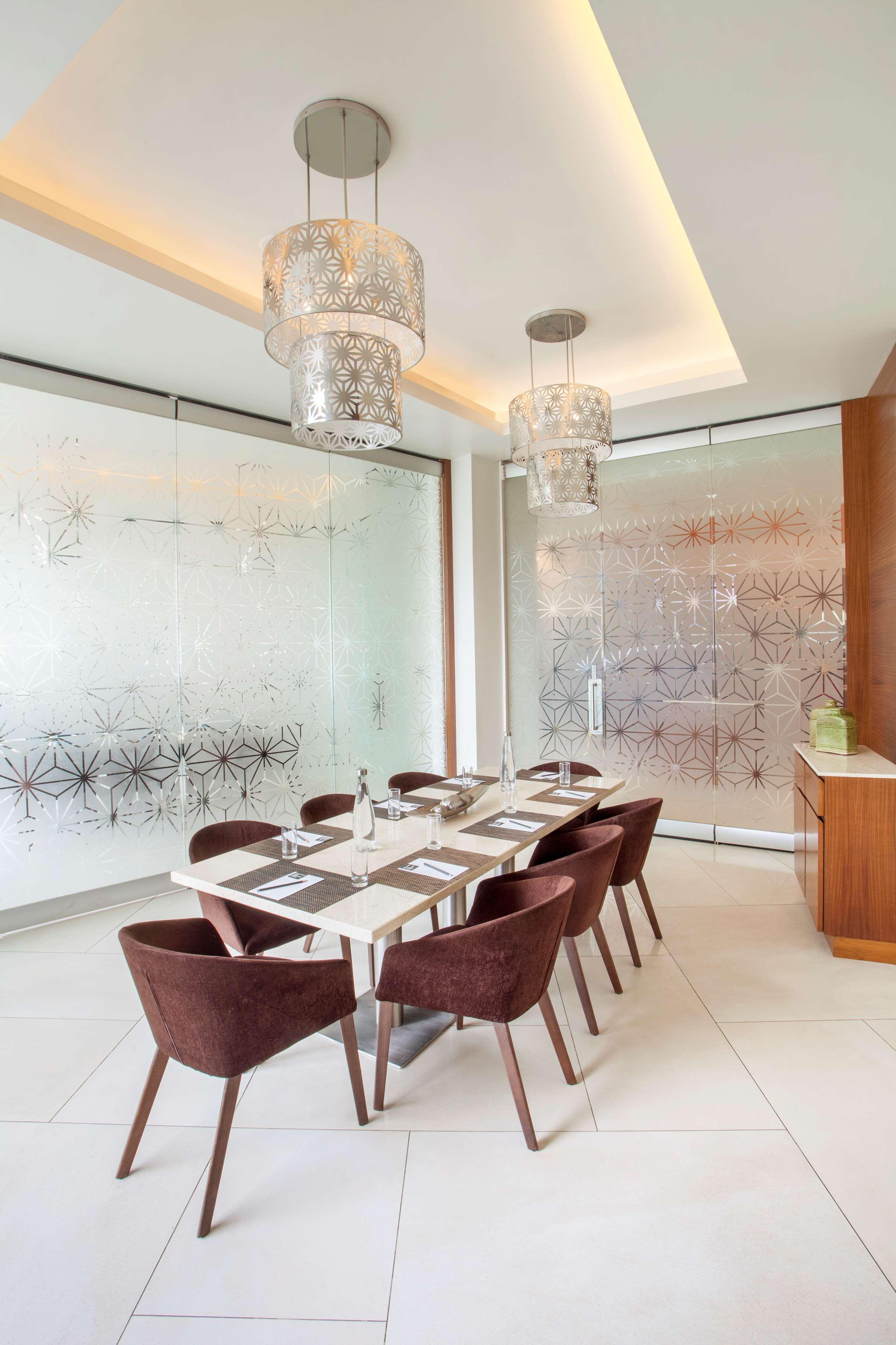 Hyatt Place Hyderabad Banjara Hills Kültér fotó A private dining room at the restaurant