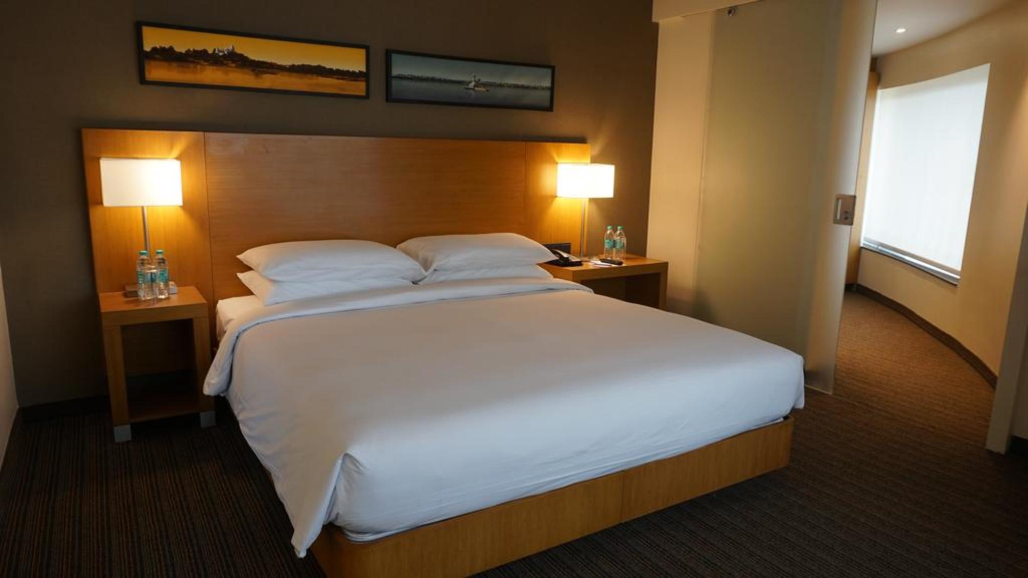 Hyatt Place Hyderabad Banjara Hills Kültér fotó A room at the Hilton Garden Inn in San Francisco