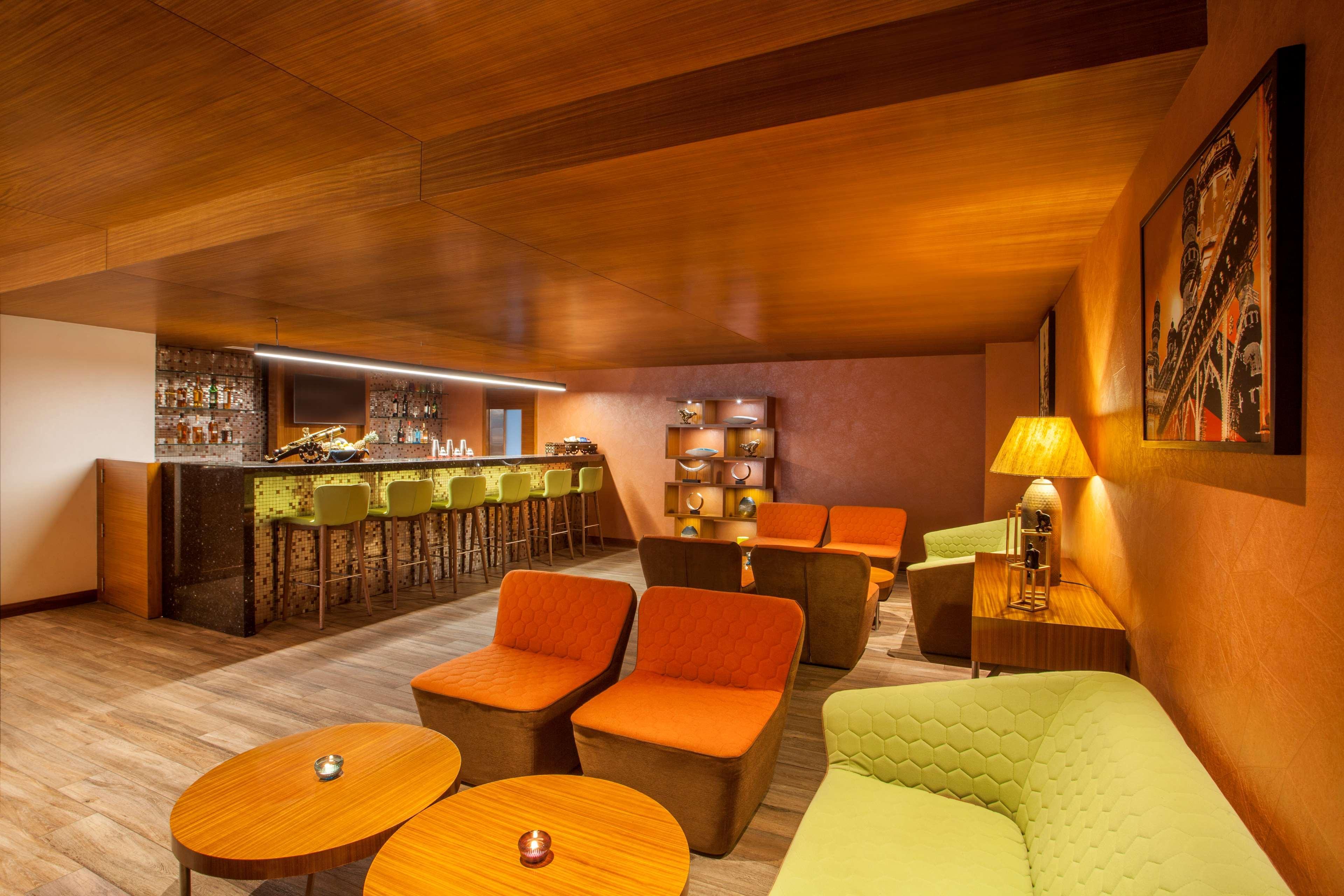 Hyatt Place Hyderabad Banjara Hills Kültér fotó The bar at the 1906 Lounge