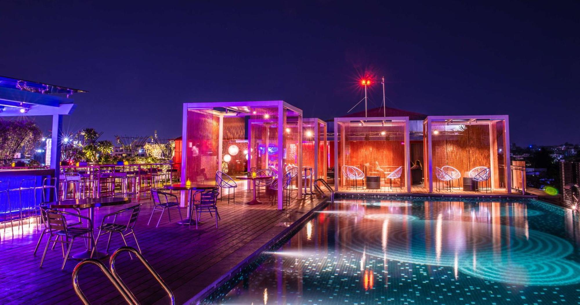 Hyatt Place Hyderabad Banjara Hills Kültér fotó The pool at the rooftop bar
